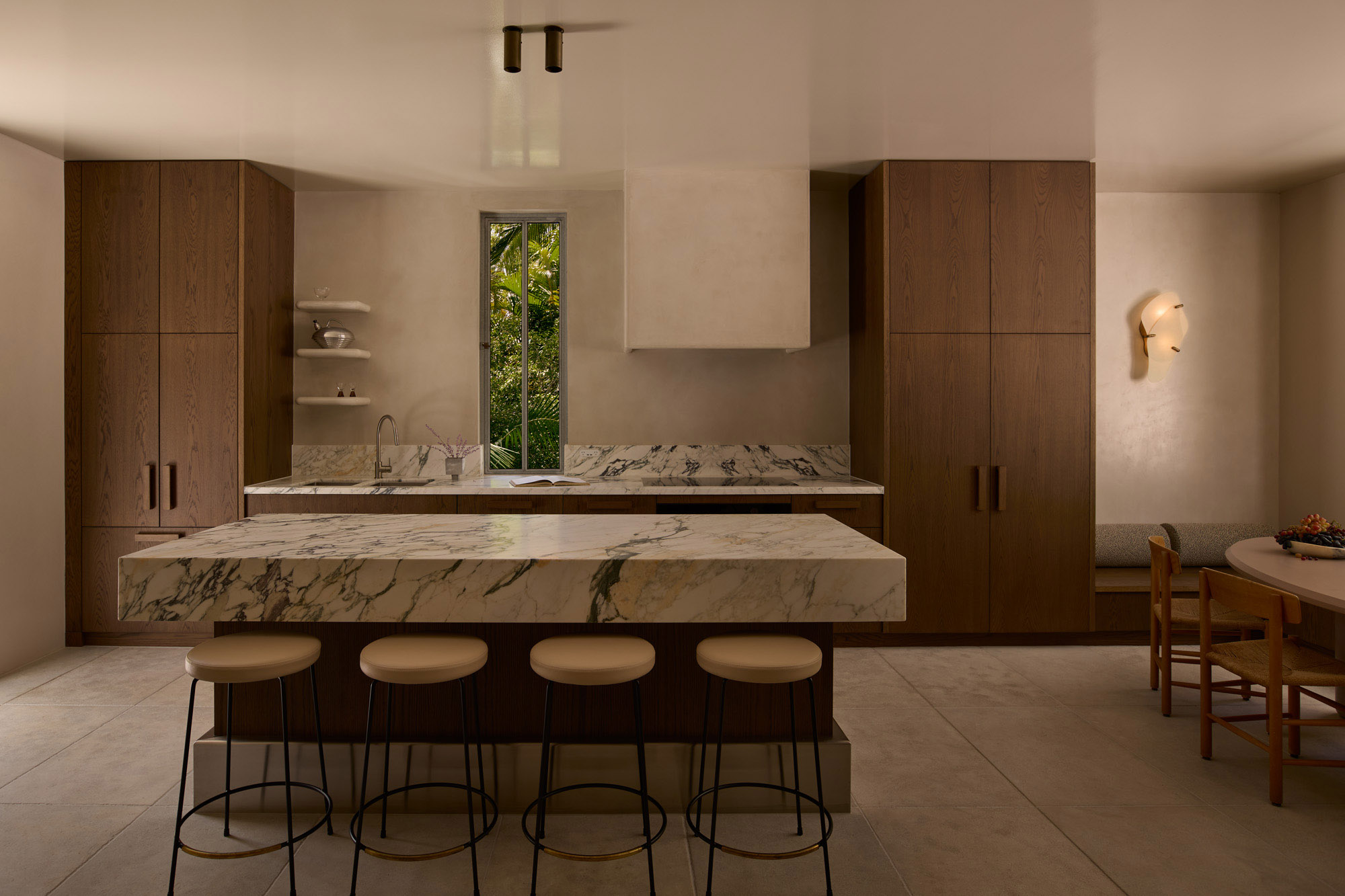 Little Cove kitchen featuring the vividly elegant Artedomus Calacatta Viola Monet marble, Georgina Jeffries, Lillie Thompson